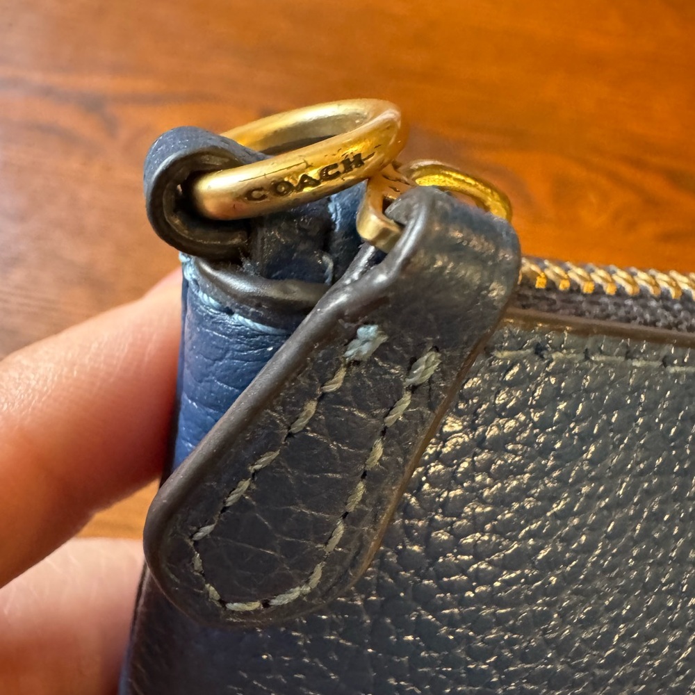 Coach Navy Leather Pouch Zip Clutch Gold Logo Minimalist Chic Travel wallet chic - Picture 7 of 8
